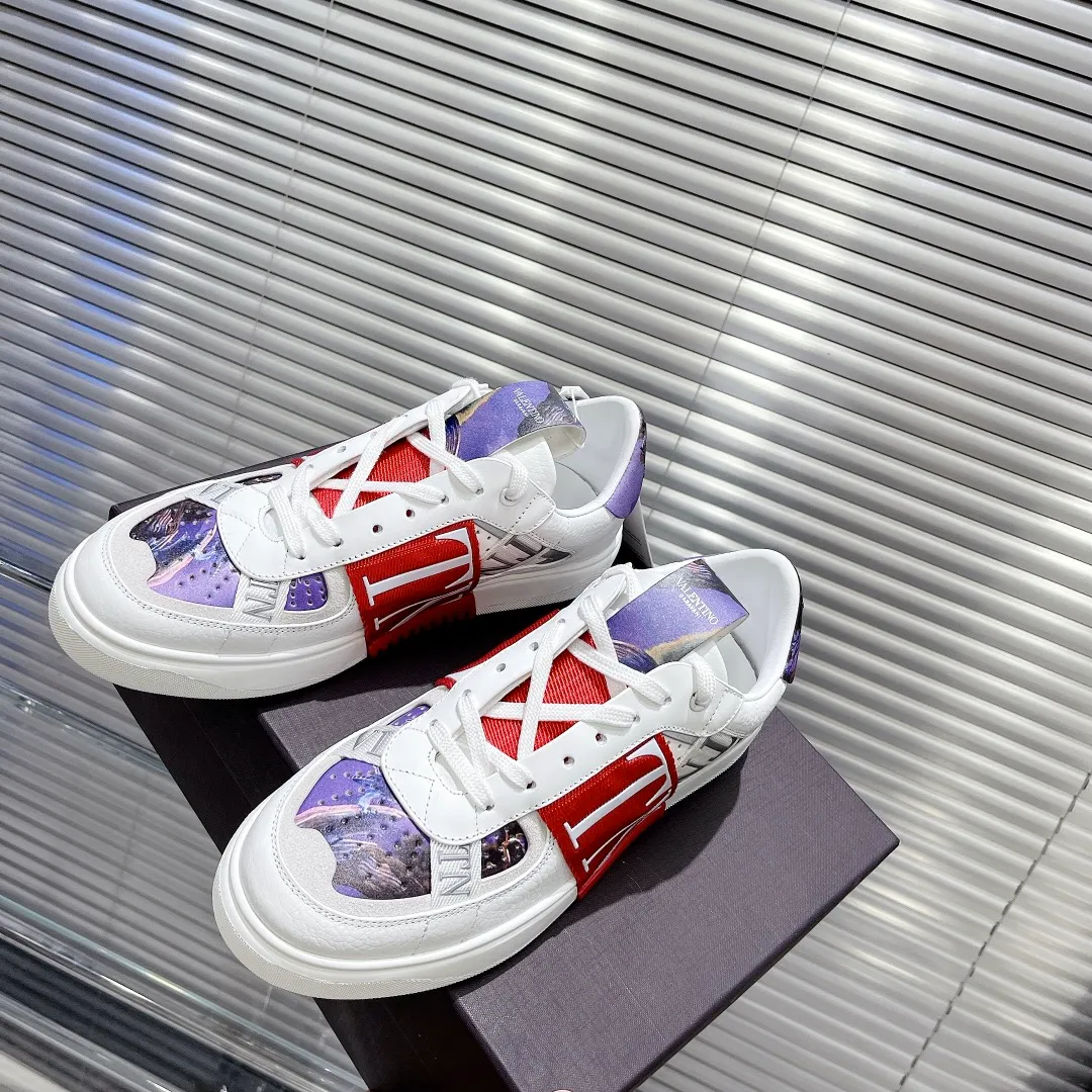👟👟Ex-factory price 600👟👟 Valentino ONE STUD calfskin lace-up sneakers. Soft suede low-top sneakers, classic and versatile, couple's sneakers, special goods, worth buying! A pair of simple shoes with unique details will save you from the difficulty of dressing. OneStud sneakers, with quilted plaid and oversized rivets, create an eye-catching punk style and get rid of the heavy feeling of this season's clothing. Upraise calfskin derby shoes, with exquisite leather construction and simple silhouette, and smooth lines set the tone of coolness, are a versatile item in the wardrobe. There are more Valentino boutique shoes waiting for you to unlock! It’s time to get the shoes you’ve been coveting for a long time! Officially on sale 7,+++ - Seven straps, decorated with metallic rubber effect. Decoration on the back and tongue. Size 35-44.